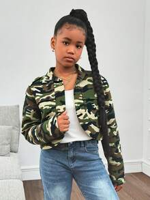 Chamarra corta camuflaje 100% algodón con solapas decorativas y botón dorado, perfecta para crear looks urbanos, casuales o escolares durante otoño, invierno o primavera