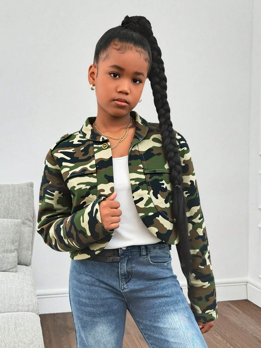 Chamarra corta camuflaje 100% algodón con solapas decorativas y botón dorado, perfecta para crear looks urbanos, casuales o escolares durante otoño, invierno o primavera