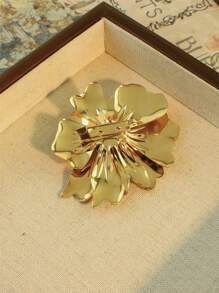 1pc Elegant Metal Flower Brooch With Faux Pearl Center, Fashionable & Sexy, Suitable For Formal Events Or Everyday Wear