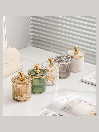 1个豪华家用清洁棉签盒，塑料化妆品收纳盒，可爱卡通熊装饰化妆品收纳盒，带防尘盖的亚克力收纳盒，节省空间。可用于存放棉球、牙签、牙线、棉签、化妆棉、化妆品等。适用于浴室、客厅、卧室。