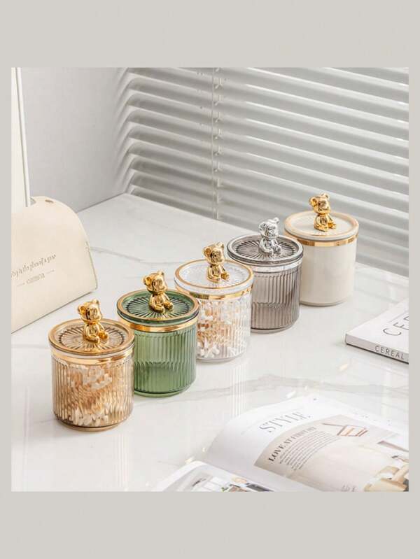 1个豪华家用清洁棉签盒，塑料化妆品收纳盒，可爱卡通熊装饰化妆品收纳盒，带防尘盖的亚克力收纳盒，节省空间。可用于存放棉球、牙签、牙线、棉签、化妆棉、化妆品等。适用于浴室、客厅、卧室。