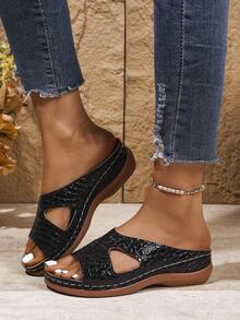 新款夏季镂空花朵刺绣坡跟凉鞋女士休闲沙滩拖鞋罗马风格厚底露趾复古创意时尚透明别致凉鞋