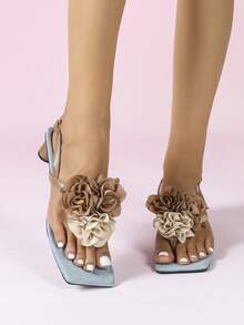 Sandalias de tacón grueso con puntera cuadrada en estilo vintage de color azul, con correas color caqui y decoración floral de dos colores, con cordones en la parte trasera, versátiles