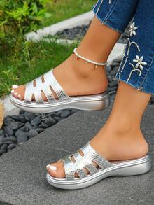 大码女士时尚镂空银色鱼鳞纹坡跟厚底一脚蹬凉鞋，适合日常穿着、度假、约会、海滩，舒适百搭