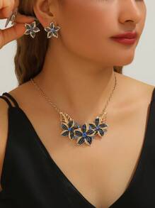 Un conjunto de collares y pulseras de estilo exagerado de vacaciones en la playa con estrellas de mar, conchas y perlas, de Europa y América