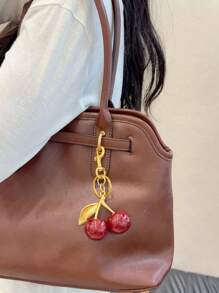 HXXOOS 1 Peça Pingente de Cereja, Novo Pingente de Cristal com Formato de Cereja Grande, Pingente de Chaveiro, Pingente de Cereja Brilhante com Clipe para Bolsa, Acessório Cintilante de Resina e Metal para Bolsas e Mochilas Femininas, Adequado para Garotas Jovens, Estudantes Universitárias, Presentes de Aniversário