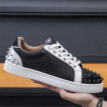 Zapatillas de hombre estilo zapatillas de metal y punk con remaches decorativos en el tacón y la punta, de corte bajo para skateboarding, diseño clásico a dos tonos en negro y blanco, de piel vegana sintética, puntera redonda, ligeras, antideslizantes, transpirables, suela blanda, versátiles para uso casual, deportes, correr, eventos y todas las estaciones