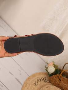 Sandálias rasteiras femininas, chinelos de praia femininos, novas sandálias com fivela quadrada e decoração da moda primavera/verão