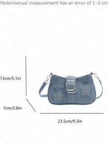 1 件深蓝色仿牛仔斜挎包，饰有铆钉星星贴片和可调节斜挎带。复古西式波西米亚风女士钱包，日常使用完美之选。形而上学美学配饰，别致铆钉手提包，配方形扣腰带