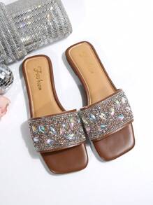 1 par de sandalias con decoración de diamantes sintéticos para mujeres de tallas grandes, sandalias planas elegantes y versátiles, de slip-on, antideslizantes, aptas para usar en casa y en exteriores de forma casual, hermosos zapatos de playa de verano para chicas, sencillas y hermosas sandalias de punta abierta, sandalias marrones, dignas, elegantes y a la moda, sandalias planas casuales para vacaciones