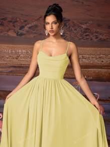 Robe de soirée en mousseline de soie élégante de couleur jaune crème unie, drapée. Convient pour toutes les occasions formelles, les grands événements formels, les invités de mariage, les festivals de musique, les fêtes de vacances, les bals de fin d'année, les soirées cocktail, les rendez-vous et les robes de demoiselle d'honneur
