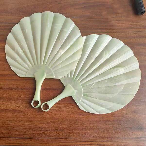 1 pièce d'éventail portatif en plastique style vintage plus épais et plus frais, avec un design de coquille en faux jade. Convient pour l'été, les cadeaux pour les personnes âgées et les amoureux, une utilisation quotidienne.