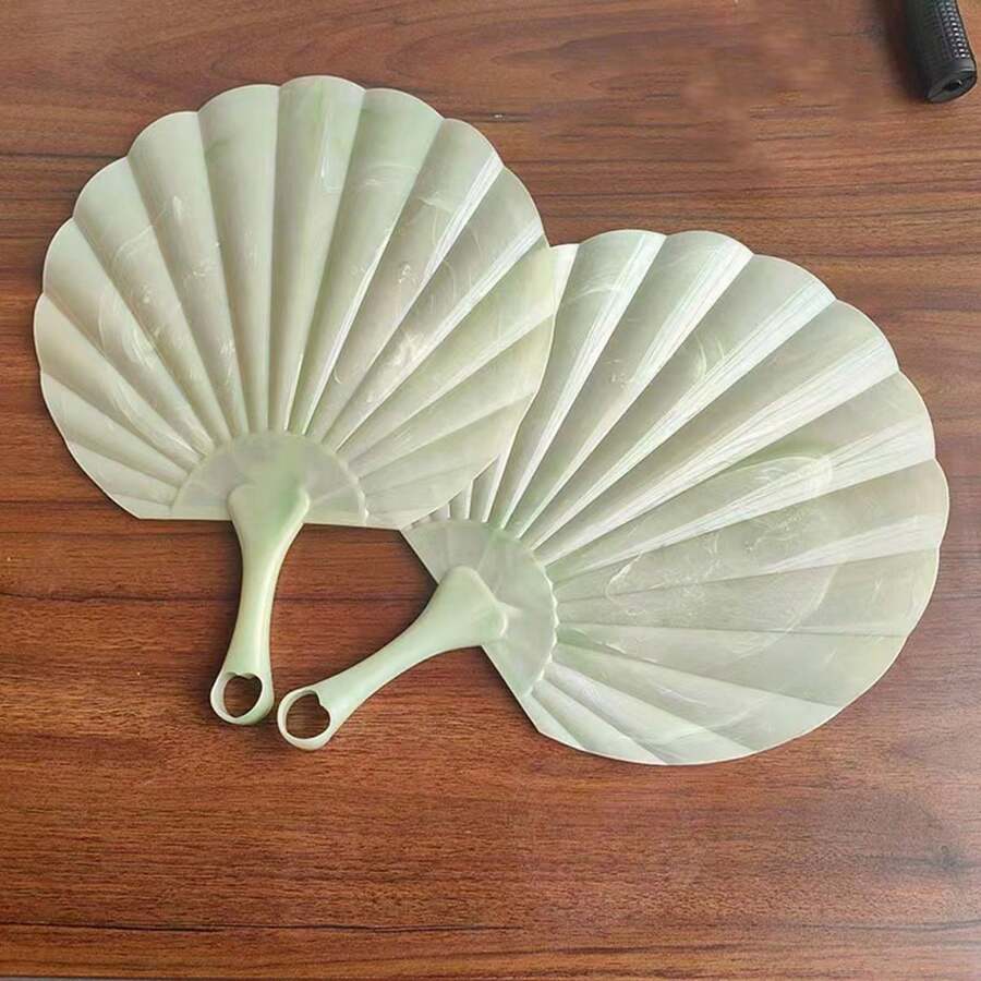 1 pièce d'éventail portatif en plastique style vintage plus épais et plus frais, avec un design de coquille en faux jade. Convient pour l'été, les cadeaux pour les personnes âgées et les amoureux, une utilisation quotidienne.