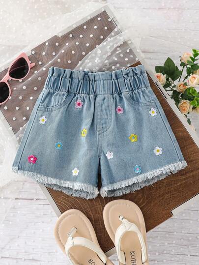 Short en jean délavé léger avec broderie florale colorée et style déchiré. Mode femme, convient pour les vacances d'été, les fêtes et les tenues décontractées