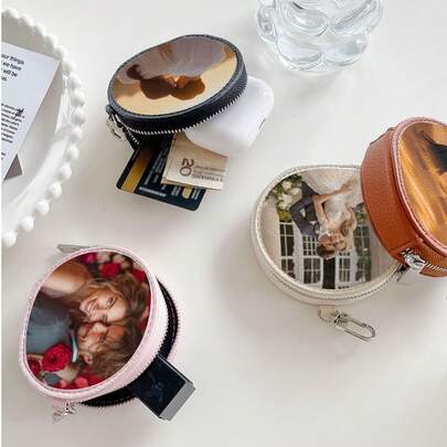 Porta-moedas personalizado, formato redondo, com opção de personalização com foto. Estilo Y2K, retrô, minimalista, moderno, decorativo, personalizado, ideal para presentes. Perfeito para o Dia das Mães, Dia das Mães, Dia das Mães, Dia das Irmãs, Namoradas, Família, Melhores Amigos, Pais e Parentes. Ideal para presentes de Natal, casamentos, aniversários e viagens. Perfeito para o outono.