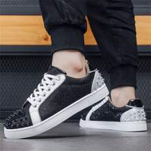Zapatillas de hombre estilo zapatillas de metal y punk con remaches decorativos en el tacón y la punta, de corte bajo para skateboarding, diseño clásico a dos tonos en negro y blanco, de piel vegana sintética, puntera redonda, ligeras, antideslizantes, transpirables, suela blanda, versátiles para uso casual, deportes, correr, eventos y todas las estaciones