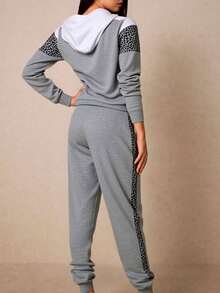 Conjunto de pants afelpado, deportivo y casual para mujer, tela de poliéster y spandex, ideal para temporadas de otoño e invierno, sudadera con bolsillo de canguro y capucha, pantalón semi-entubado, con resorte en la bota, ajuste de cintura natural con resorte y cordón para mayor ajuste, con bolsillos frontales funcionales. - Gris - Ver 3