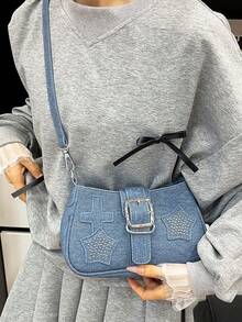 1 件深蓝色仿牛仔斜挎包，饰有铆钉星星贴片和可调节斜挎带。复古西式波西米亚风女士钱包，日常使用完美之选。形而上学美学配饰，别致铆钉手提包，配方形扣腰带