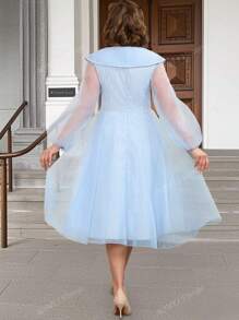 Abito midi vintage a balze blu a righe con maniche a lanterna in tulle trasparente, colletto con fiocco alla cravatta