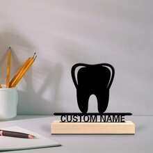 1pc Fashion Personalized Custom Text Tooth Sculpture Metal Art With Wooden Base Tabletop DecorationMetal & Wooden Decor For Bedrooms, Nurseries, Celestial-Themed Spaces, Boho Chic Christmas Decorations Graduation Party Gift