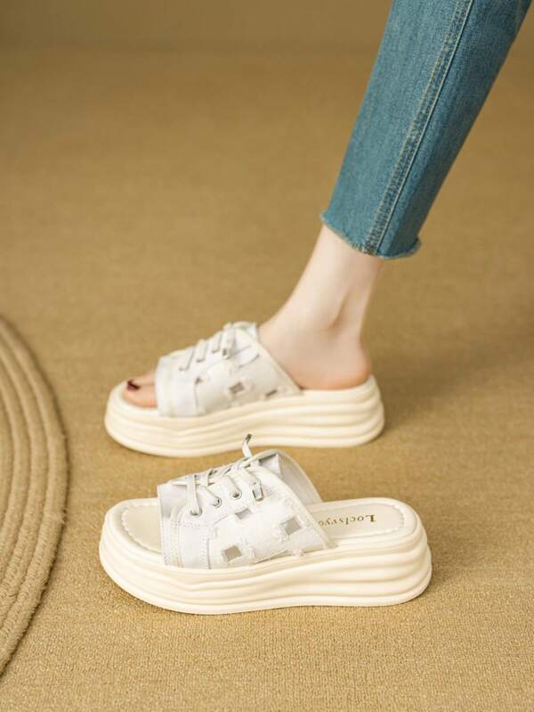 Sandalias de mujer con diseño de parchwork con cordones, elementos calados, puntera abierta y plataforma con suela gruesa. Estilo callejero, apropiadas para salidas de verano y fotografía callejera, color blanco cremoso, zapatos de mujer súper frescos