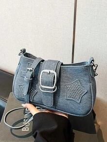 1 件深蓝色仿牛仔斜挎包，饰有铆钉星星贴片和可调节斜挎带。复古西式波西米亚风女士钱包，日常使用完美之选。形而上学美学配饰，别致铆钉手提包，配方形扣腰带