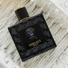 La fragancia VERCAGE EROS Negro para hombre de 100ML emana una intensa confianza, fuerza y sensualidad, con una composición de notas ricas y complejas, y una duración prolongada - B012-2 - Ver 9