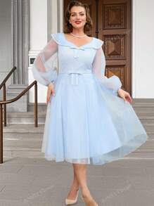 Abito midi vintage a balze blu a righe con maniche a lanterna in tulle trasparente, colletto con fiocco alla cravatta