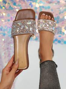 1 par de sandalias con decoración de diamantes sintéticos para mujeres de tallas grandes, sandalias planas elegantes y versátiles, de slip-on, antideslizantes, aptas para usar en casa y en exteriores de forma casual, hermosos zapatos de playa de verano para chicas, sencillas y hermosas sandalias de punta abierta, sandalias marrones, dignas, elegantes y a la moda, sandalias planas casuales para vacaciones