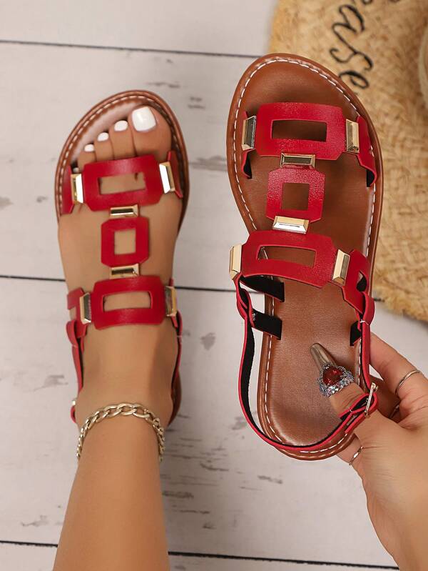 Sandálias rasteiras femininas, chinelos de praia femininos, novas sandálias com fivela quadrada e decoração da moda primavera/verão