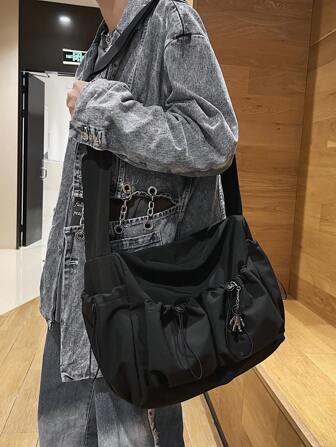 Mochila táctica de capacidad y tono oscuro original, bolso cruzado de hombro casual y de moda para estudiantes, incluye colgante de astronauta