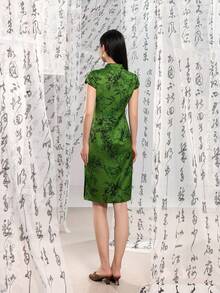 Vestido cheongsam de estilo chino moderno, diseño de cuello alto y manga corta, abertura en forma de ojo de cerradura, abertura lateral y bordado floral, adecuado para cenas formales, invitados de boda, ceremonias culturales y banquetes de negocios - Verde - Ver 3