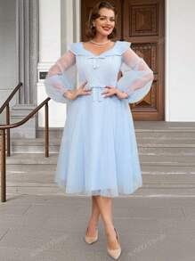 Abito midi vintage a balze blu a righe con maniche a lanterna in tulle trasparente, colletto con fiocco alla cravatta
