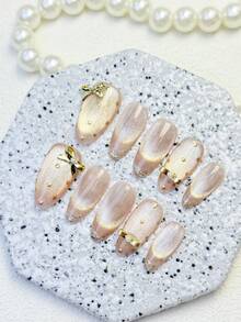 10 件杏仁形假指甲，粉色法式猫眼效果，点缀波尔卡圆点/金箔，饰有金色蝴蝶结，100% 手工制作，压克力假指甲，可重复使用指甲用品，包括 1 件果冻胶、1 根胶棒和 1 个指甲锉，适合女性日常或派对佩戴 - 彩色 - 查看 12