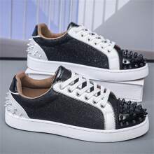Zapatillas de hombre estilo zapatillas de metal y punk con remaches decorativos en el tacón y la punta, de corte bajo para skateboarding, diseño clásico a dos tonos en negro y blanco, de piel vegana sintética, puntera redonda, ligeras, antideslizantes, transpirables, suela blanda, versátiles para uso casual, deportes, correr, eventos y todas las estaciones