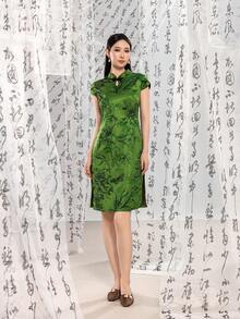 Vestido cheongsam de estilo chino moderno, diseño de cuello alto y manga corta, abertura en forma de ojo de cerradura, abertura lateral y bordado floral, adecuado para cenas formales, invitados de boda, ceremonias culturales y banquetes de negocios - Verde - Ver 4