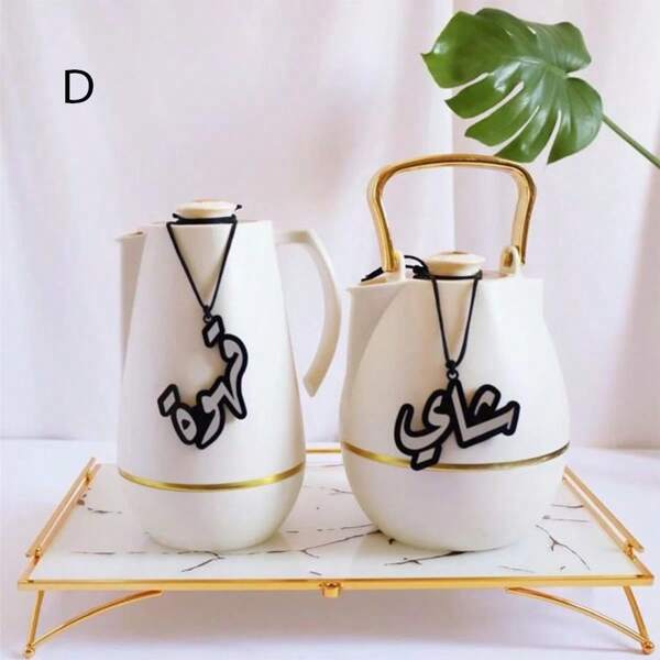 2 pièces Pendentif de décoration de logo de tasse à café en acrylique blanc, or et noir avec calligraphie arabe, destiné à décorer le café, le thé et les boissons arabes. Convient pour les réunions familiales, les décorations de fête, les réceptions de thé de l'après-midi et diverses occasions.