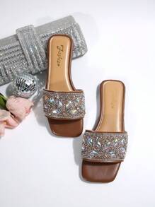 1 par de sandalias con decoración de diamantes sintéticos para mujeres de tallas grandes, sandalias planas elegantes y versátiles, de slip-on, antideslizantes, aptas para usar en casa y en exteriores de forma casual, hermosos zapatos de playa de verano para chicas, sencillas y hermosas sandalias de punta abierta, sandalias marrones, dignas, elegantes y a la moda, sandalias planas casuales para vacaciones