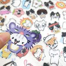 54张趣味十足的可爱小猫贴纸，透明PET材质，猫咪主题，卡通可爱，趣味十足，动物造型，美观大方，乙烯基材质，可用于水瓶、保温瓶、吉他、行李箱、手机、手机壳、笔记本电脑、滑板等，是馈赠佳品。