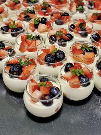 11 Stück, wiederverwendbare klar-sichtbare Dessertbecher - runde Geleebecher, aus PP-Material, geeignet für Joghurt, Mousse und Desserts, perfekt für den Einsatz in Restaurants, Kühlschränken und Gefrierfächern.