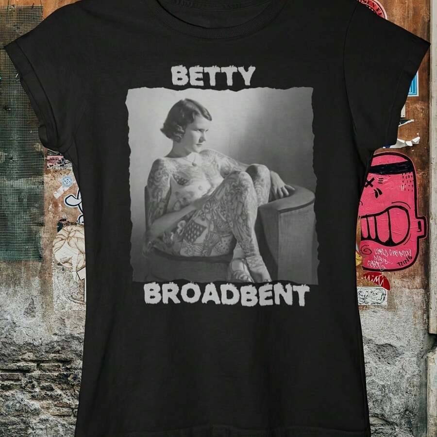 Camiseta con tatuaje Betty Broadbent Camiseta de la mujer tatuada Camiseta punk vintage gótica para mujeres Camiseta para fans de tatuadores y artistas Camiseta casual gráfica de 220 g de algodón, ligera pero duradera, de cuello redondo para viajes a la playa, avión, fines de semana o aventuras por carretera, outfit de verano estiloso y cómodo con ajuste suelto para máxima comodidad, camiseta gráfica digna de fotos y reels - Negro - Ver 1
