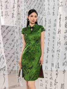 Vestido cheongsam de estilo chino moderno, diseño de cuello alto y manga corta, abertura en forma de ojo de cerradura, abertura lateral y bordado floral, adecuado para cenas formales, invitados de boda, ceremonias culturales y banquetes de negocios - Verde - Ver 6