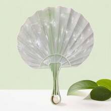 1 pièce d'éventail portatif en plastique style vintage plus épais et plus frais, avec un design de coquille en faux jade. Convient pour l'été, les cadeaux pour les personnes âgées et les amoureux, une utilisation quotidienne.