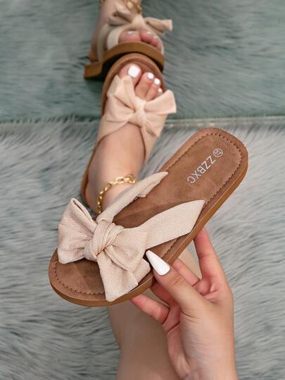 Nuevas sandalias decorativas con lazo en color caqui, de diseño original. Estilo europeo y estadounidense, versátil, romántico y encantador. Cómodas, livianas, transpirables y fáciles de limpiar. Adecuadas para el uso diario, vacaciones en la playa, fiestas, compras al aire libre. Chanclas con punta redonda en color caqui/Sandalias para mujer.