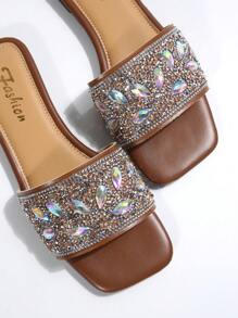 1 par de sandalias con decoración de diamantes sintéticos para mujeres de tallas grandes, sandalias planas elegantes y versátiles, de slip-on, antideslizantes, aptas para usar en casa y en exteriores de forma casual, hermosos zapatos de playa de verano para chicas, sencillas y hermosas sandalias de punta abierta, sandalias marrones, dignas, elegantes y a la moda, sandalias planas casuales para vacaciones