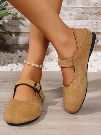 女士休闲百搭轻便圆头玛丽珍鞋。可调节系带设计，舒适贴合不同脚型。可搭配连衣裙或裤装，适合休闲到正式场合，打造独特风格的理想之选。