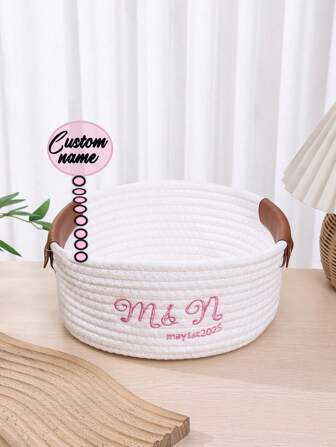 1 pieza Cesta de almacenamiento tejida personalizada y hecha a mano, organizador de maquillaje plegable bordado con nombre, para juguetes, suministros para mascotas, soporte para control remoto para dormitorio, sala de estar, regalo de inauguración de la casa, color azul