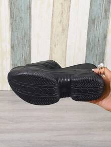 Nuevas sandalias de plataforma y cuña para mujer, verano 2025. Chanclas de tacón alto deslizantes, estilo slip-on para damas. Sandalias de mujer para playa y vacaciones, en color negro, con estilo bohemio y universitario.