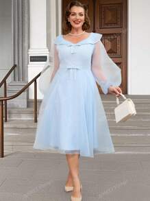 Abito midi vintage a balze blu a righe con maniche a lanterna in tulle trasparente, colletto con fiocco alla cravatta
