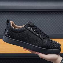 Tenis para hombres, con decoración de tachuelas metálicas punk en el talón y la punta, zapatillas de skate de corte bajo, clásicas en blanco y negro con diseño bicolor, premium, ligeras, antideslizantes, transpirables y de suela suave, aptos para uso casual, deportes, correr, escenario, fiestas y todo el año